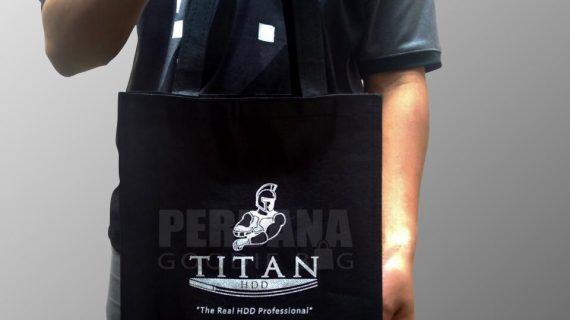 contoh tas spunbond hitam sablon 1 warna