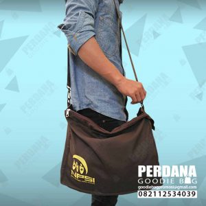 contoh tas kantor selempang bahan drill coklat di duren sawit id4171