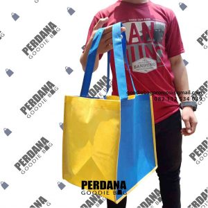 tas besek bahan spunbond ready stock dari Perdana Goodie Bag