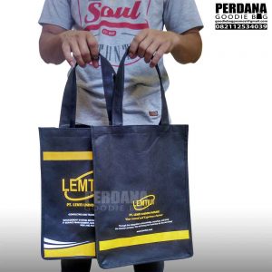 Tas jinjing spunbond hitam lemtiui ria kebayoran jakarta selatan Q3573